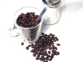 Ein Kaffeebecher voller Bohnen